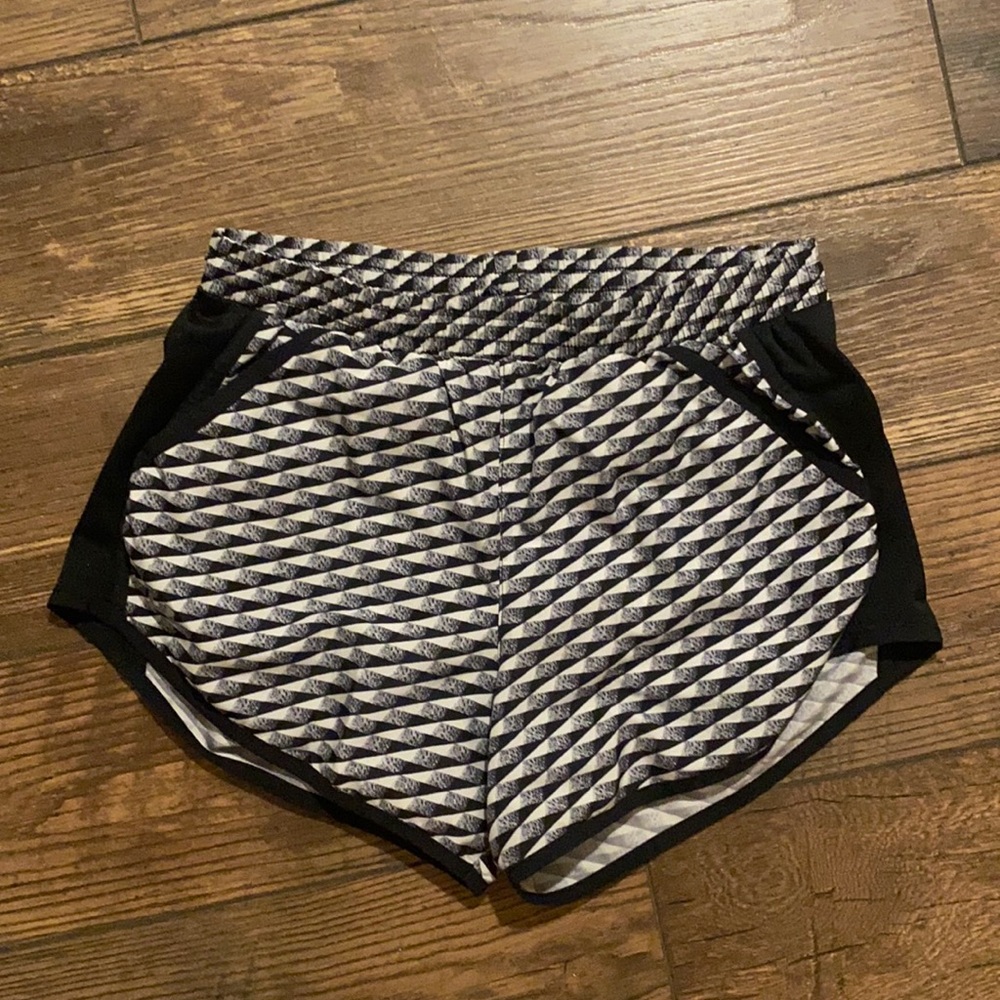 geometric patterned under armour track shorts